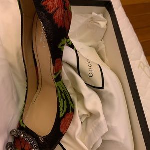 Gucci pumps with ornamental snake. New never worn